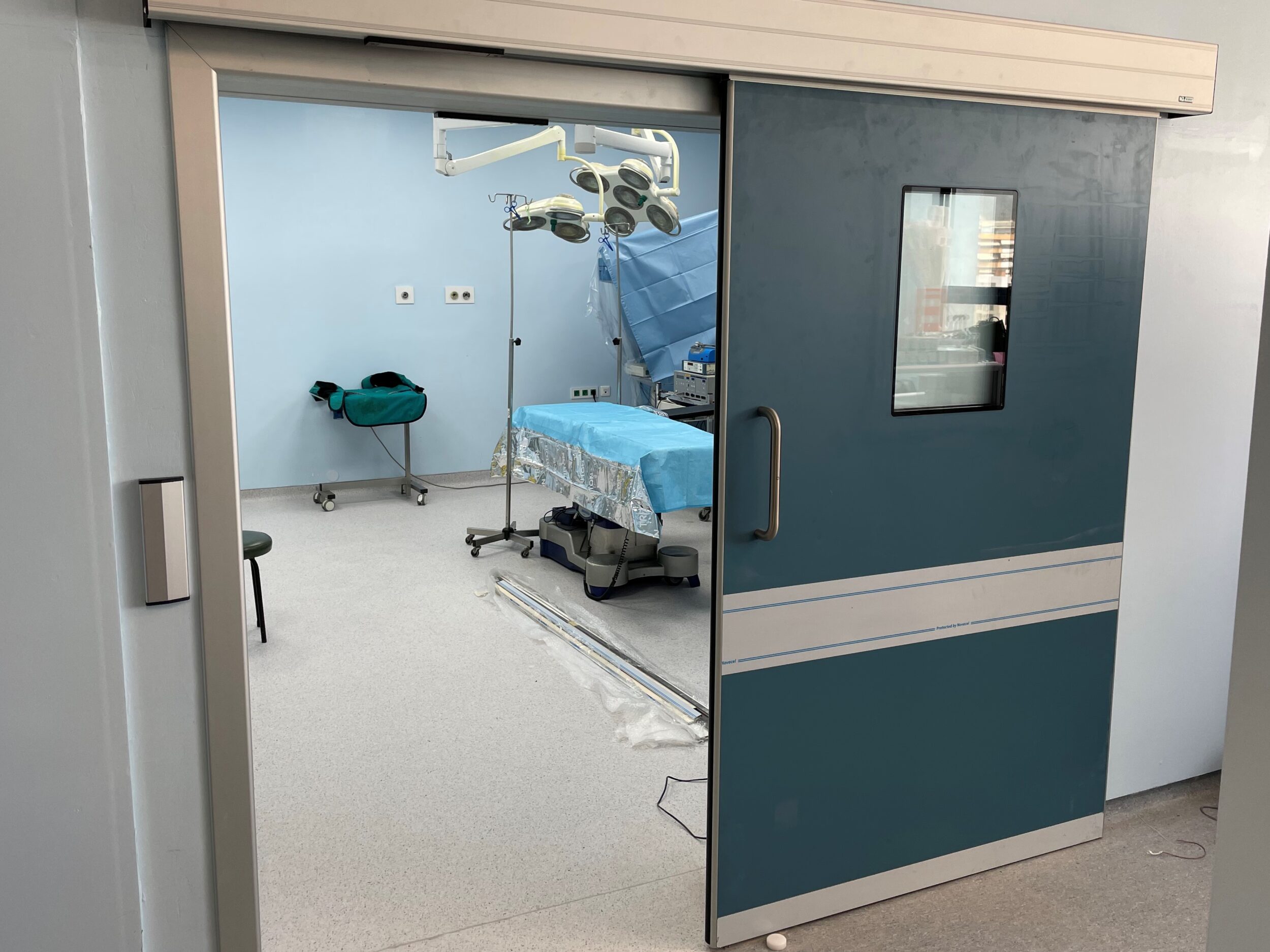 AUTOMATIC DOORS FOR OPERATING THEATRES Axis Medical